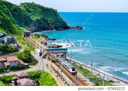 新潟縣柏崎市、大江川站和日本的藍色大海 87688222