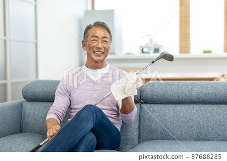 放鬆在客廳的老人 87688285