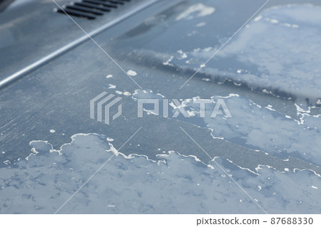 The paint of the car is peeled off 87688330