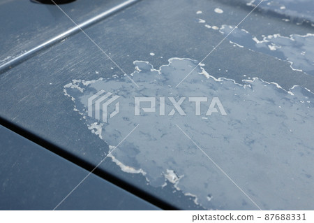 The paint of the car is peeled off 87688331