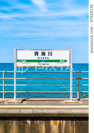 新潟縣柏崎市信越本線大見川站-站台與日本海- 新潟縣柏崎市信越本線大見川站-站台與日本海- 87688336