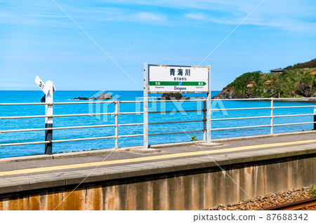 新潟縣柏崎市信越本線大見川站-站台與日本海- 新潟縣柏崎市信越本線大見川站-站台與日本海- 87688342