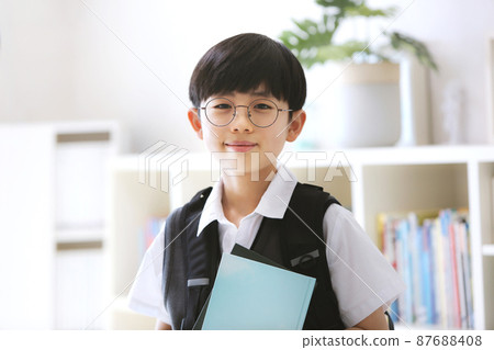 一個背著書包的學生帶著燦爛的笑容去上學。 87688408