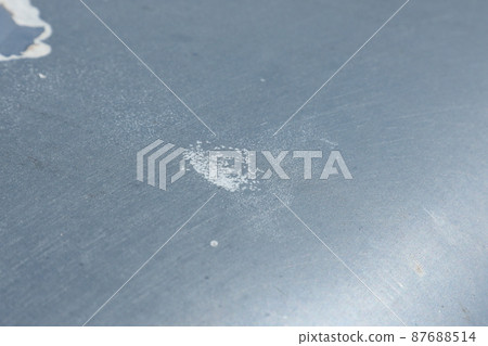 The car's paint is peeled off 87688514