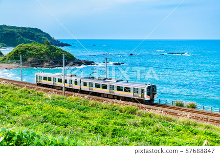Kashiwazaki City, Niigata Prefecture Shin-Etsu Main Line (Omigawa-Kujiranami) -Ordinary train that runs fast along the Sea of Japan- 87688847