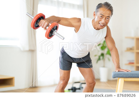 做肌肉訓練的資深男性健美運動員 87689026