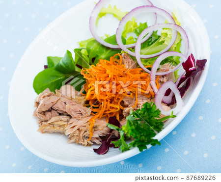 Salad with vegetables and fish 87689226