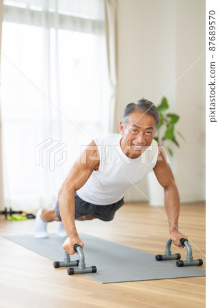 做肌肉訓練的老人 87689570