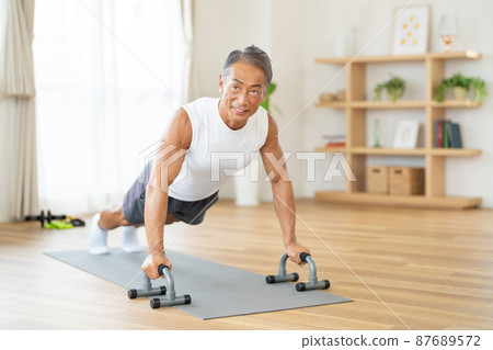 做肌肉訓練的老人 87689572