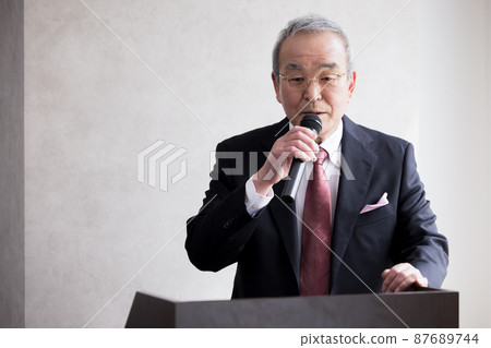 老人用商務麥克風發表演講 87689744
