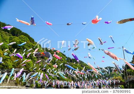 在春風中飄揚的鯉魚旗風景“Tuetate Onsen Koinobori Festival”（肥後/小國） 旅遊勝地 87690991