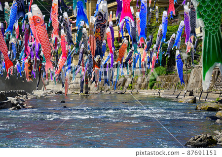 在春風中飄揚的鯉魚旗風景“Tuetate Onsen Koinobori Festival”（肥後/小國） 旅遊勝地 87691151