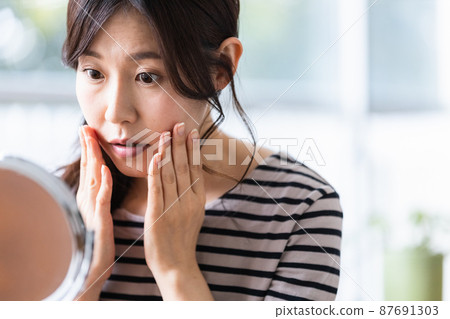 鏡子前皮膚問題的中年婦女 87691303