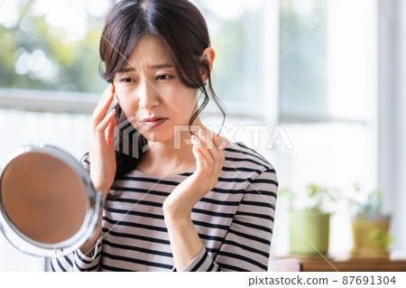 鏡子前皮膚問題的中年婦女 87691304