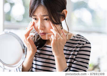 鏡子前皮膚問題的中年婦女 87691309