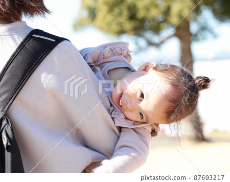 公園裡的父母和孩子 87693217