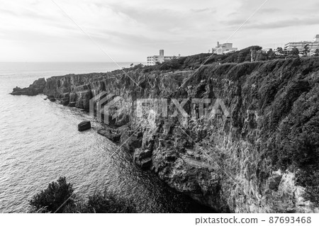 Sandanbeki Monochrome [Shirahama Town, Nishimuro District, Wakayama Prefecture] 87693468