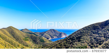 從R24到對馬出原町大浦的山脈全景[長崎縣對馬市] 87693877