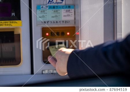 Parking ticket at hand of a man who puts a parking ticket 87694519