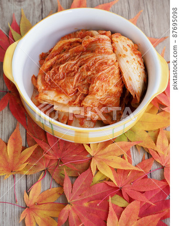 韓國傳統食品白菜泡菜和楓葉 韓國傳統食品白菜泡菜和楓葉 87695098
