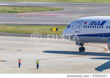 [圖片素材]在地面上飛行的飛機（大阪機場） 87695657