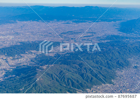 [圖片素材]飛機窗外的風景（志木山、生駒山附近） 87695687
