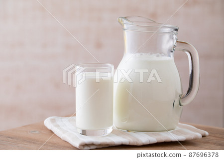 牛奶在桌子上 87696378