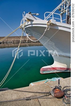 Marine pollution (Echizen coast) 87696432