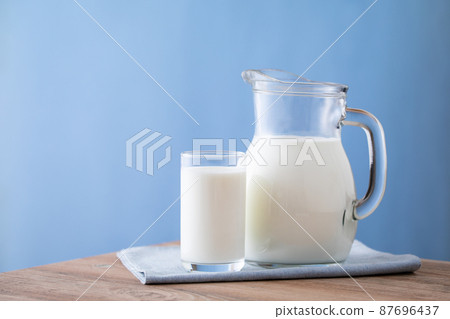 牛奶在桌子上 87696437