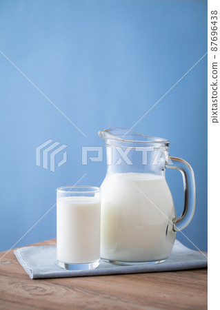 牛奶在桌子上 87696438