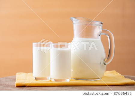 牛奶在桌子上 87696455