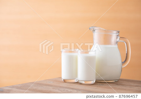 牛奶在桌子上 87696457