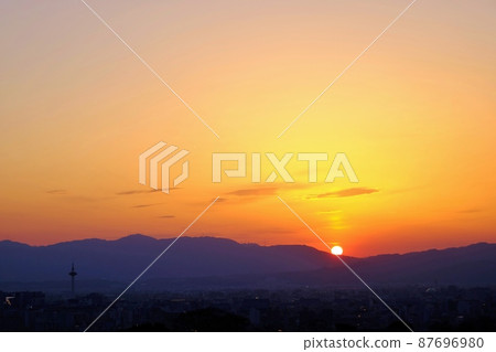 View of Kyoto city where the setting sun sets from Kiyomizudera 87696980