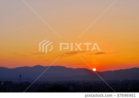 View of Kyoto city where the setting sun sets from Kiyomizudera View of Kyoto city where the setting sun sets from Kiyomizudera 87696981