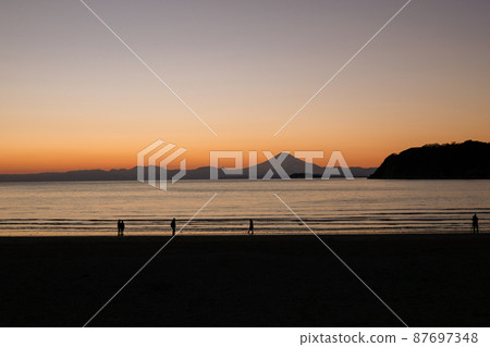 Sunset from Zushi Beach in Zushi City, Kanagawa Prefecture 87697348