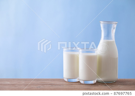 牛奶在桌子上 87697765