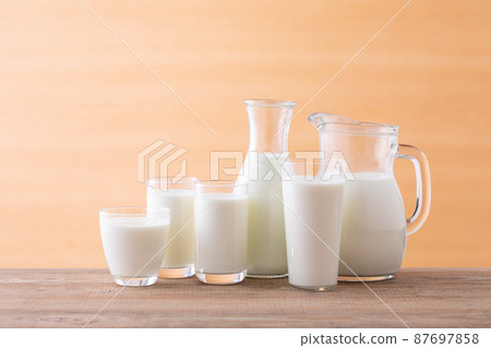 牛奶在桌子上 87697858