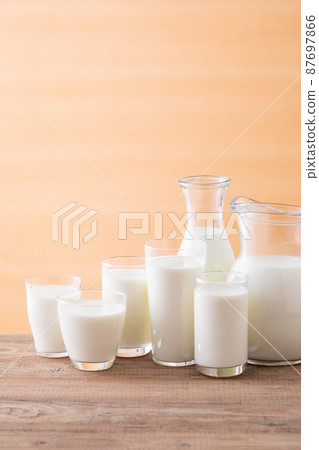牛奶在桌子上 87697866