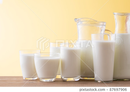 牛奶在桌子上 87697906