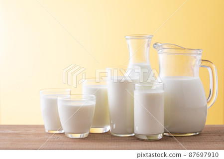 牛奶在桌子上 87697910