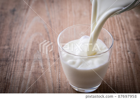 倒牛奶 87697958