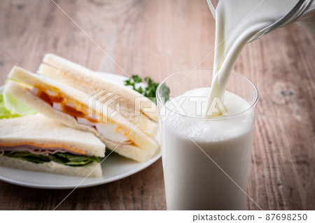 早餐喝牛奶 87698250