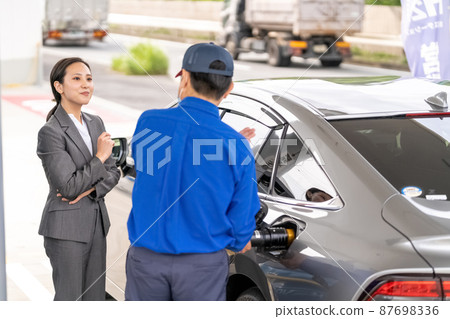 Hydrogen station business woman hydrogen filling Hydrogen station business woman hydrogen filling 87698336