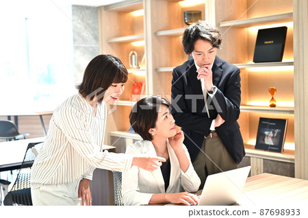 Two employees reporting to female managers Photographing cooperation "+ SHIFT NOGIZAKA" Two employees reporting to female managers Photographing cooperation "+ SHIFT NOGIZAKA" 87698933