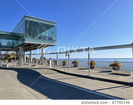 一家可以欣賞到玻璃和海、藍天的咖啡館 87700146