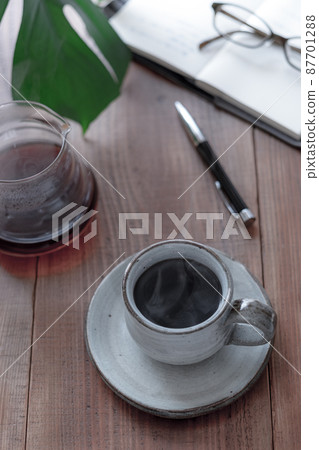 甚至工作之間的咖啡 87701288