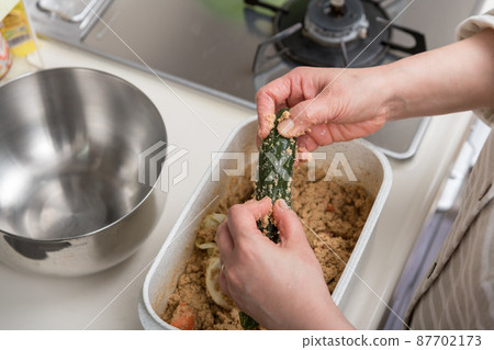 [Cabbage, cucumber and carrot taken out from the bran bed] 87702173