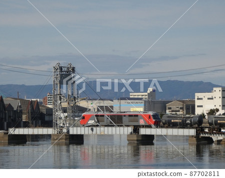 橫跨Suehiro橋的貨運列車 橫跨Suehiro橋的貨運列車 87702811