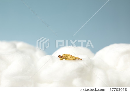 睡在積雲上的微型人 睡在積雲上的微型人 87703058