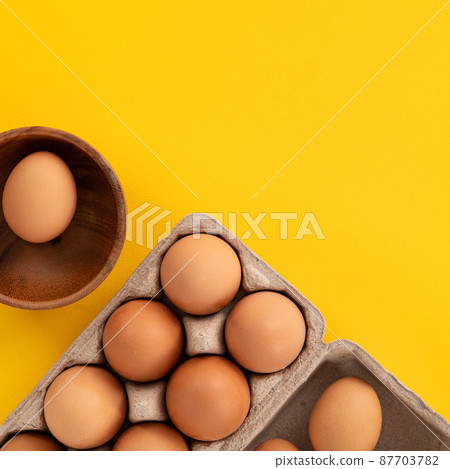 雞蛋 蛋 棕色 咖啡色 黃色 Egg in plate 卵 生たまご 87703782